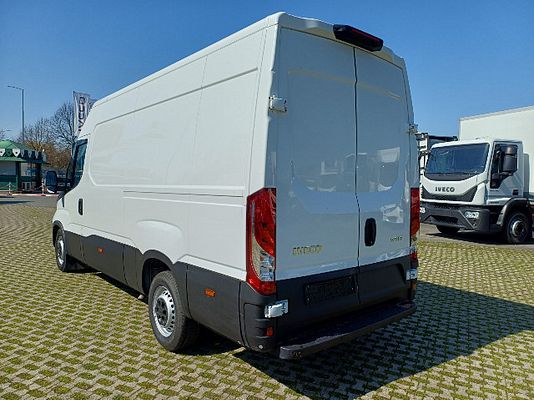 Vehicle image 4 / 10