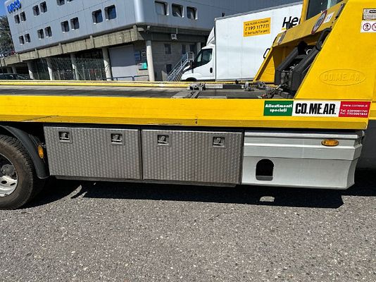 Vehicle image 5 / 17