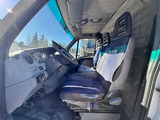Vehicle image 9 / 12