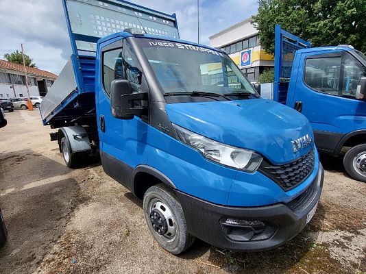 Vehicle image 3 / 5