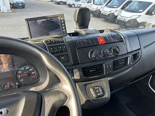 Vehicle image 13 / 14