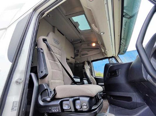 Vehicle image 6 / 16