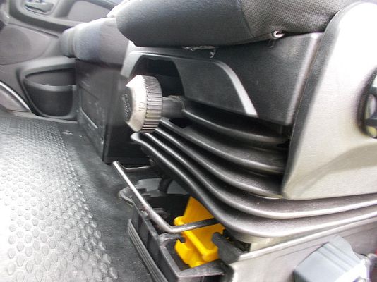 Vehicle image 8 / 13