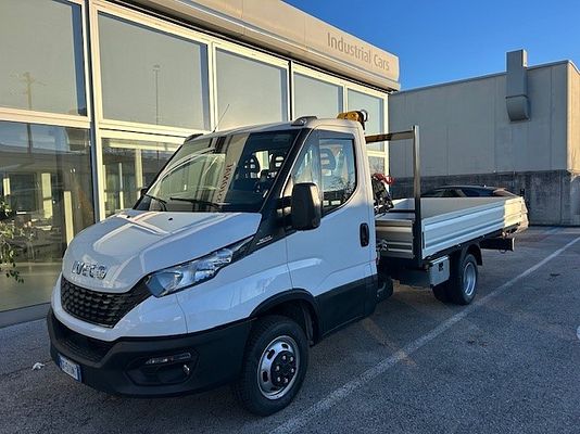 Vehicle image 1 / 18
