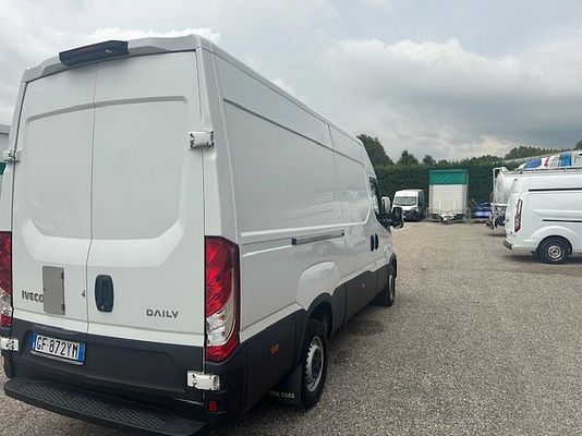 Vehicle image 11 / 19
