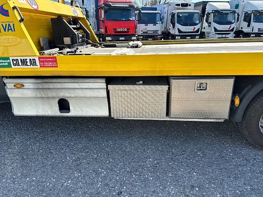 Vehicle image 12 / 17