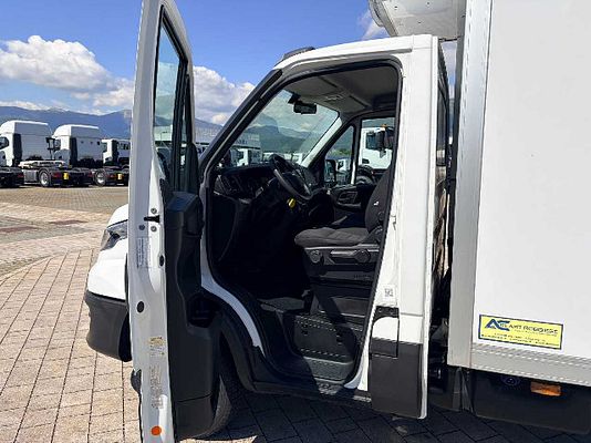 Vehicle image 8 / 13
