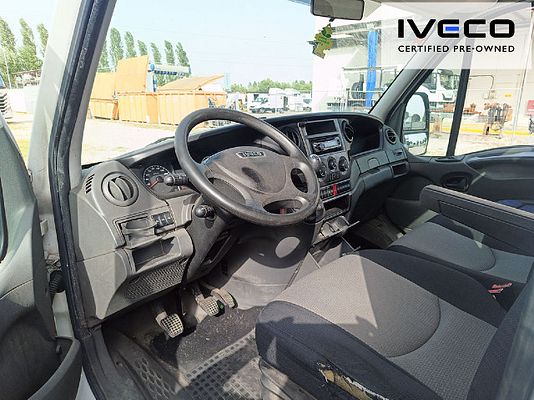 Vehicle image 6 / 8