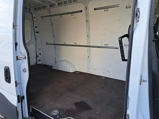 Vehicle image 5 / 15