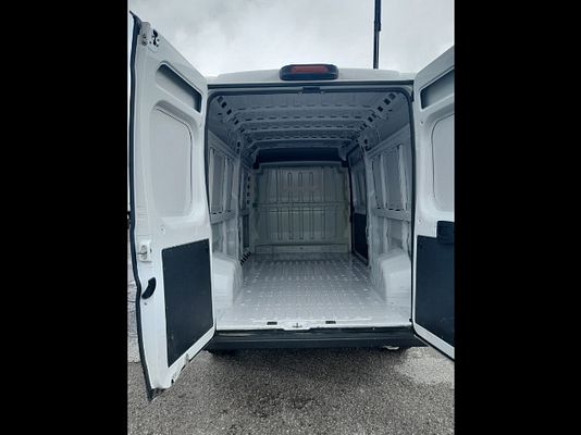 Vehicle image 18 / 21