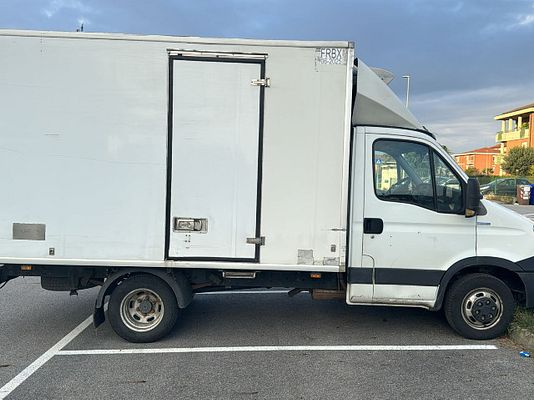 Vehicle image 1 / 17
