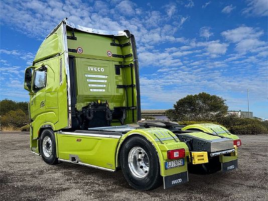 Vehicle image 5 / 15
