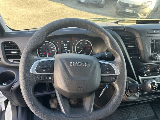 Vehicle image 9 / 12