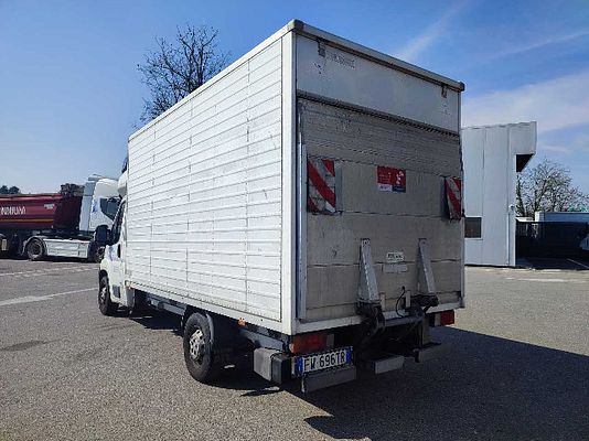 Vehicle image 6 / 11