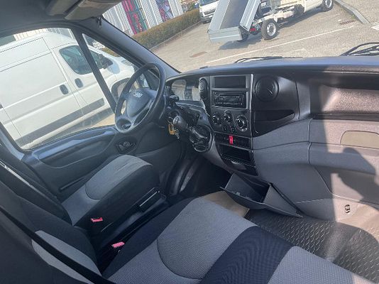 Vehicle image 12 / 17