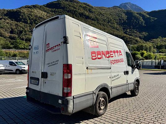 Vehicle image 3 / 12