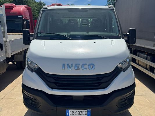 Vehicle image 2 / 8