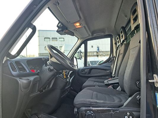 Vehicle image 12 / 16