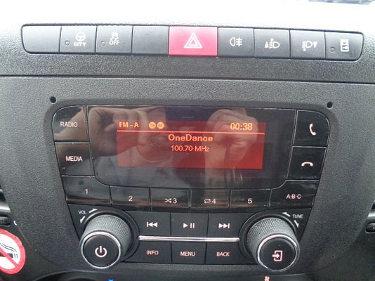 Vehicle image 9 / 14