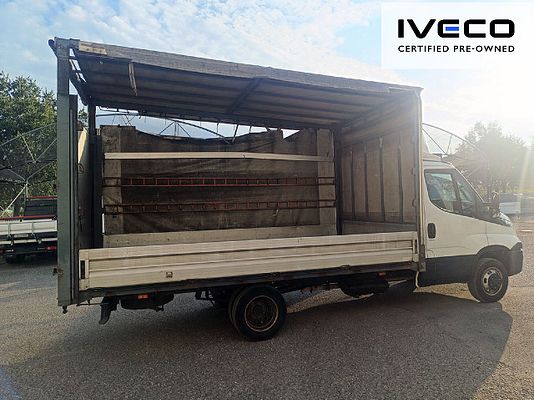 Vehicle image 4 / 8