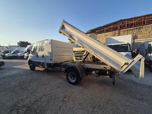 Vehicle image 2 / 8