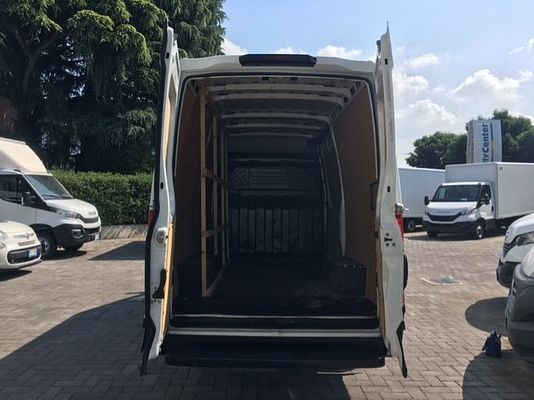 Vehicle image 6 / 9