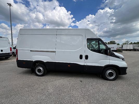 Vehicle image 5 / 13