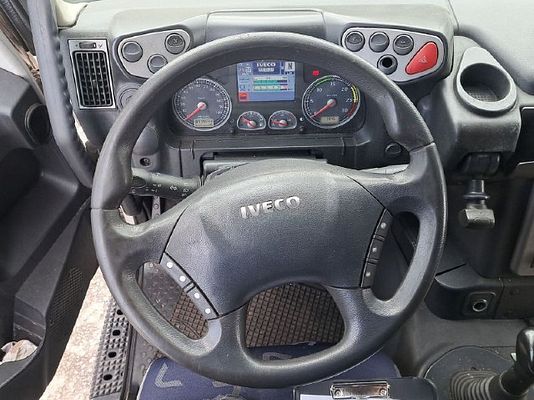 Vehicle image 9 / 16