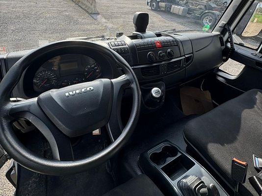 Vehicle image 5 / 6
