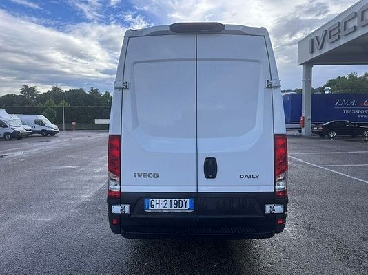 Vehicle image 6 / 18