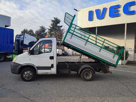 Vehicle image 2 / 9