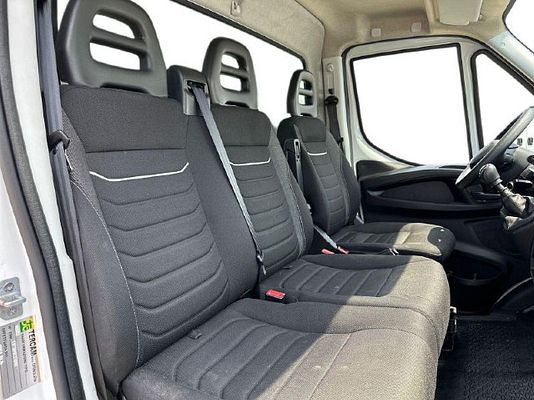Vehicle image 4 / 12