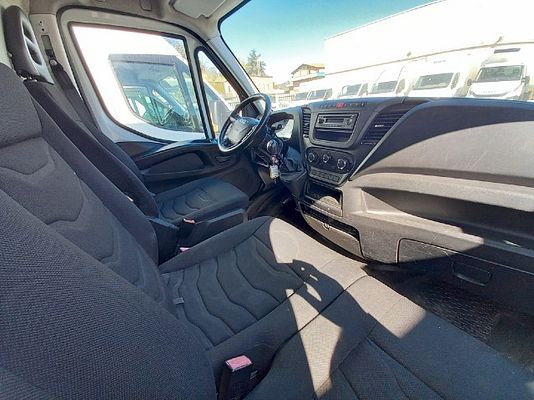 Vehicle image 3 / 5