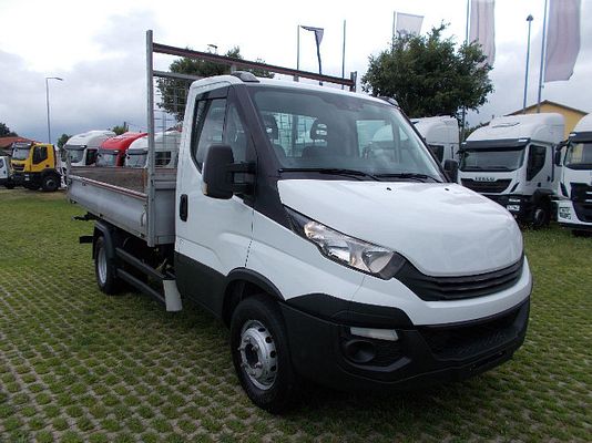 Vehicle image 2 / 13