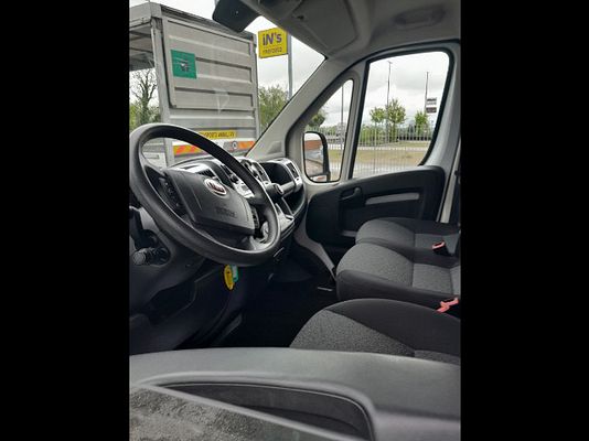 Vehicle image 9 / 21