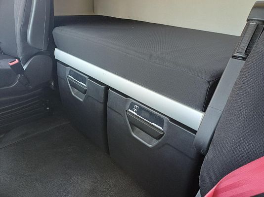 Vehicle image 8 / 16