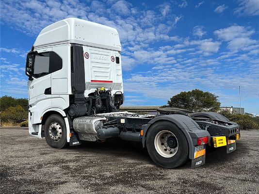 Vehicle image 6 / 16