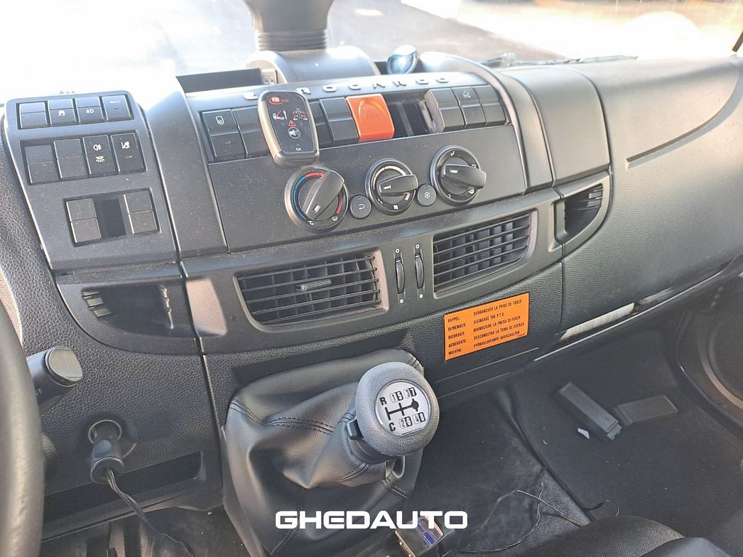 IVECO | EUROCARGO 180E28 CON GRU PM E CASSONE FISSO