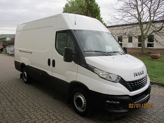 Vehicle image 2 / 5