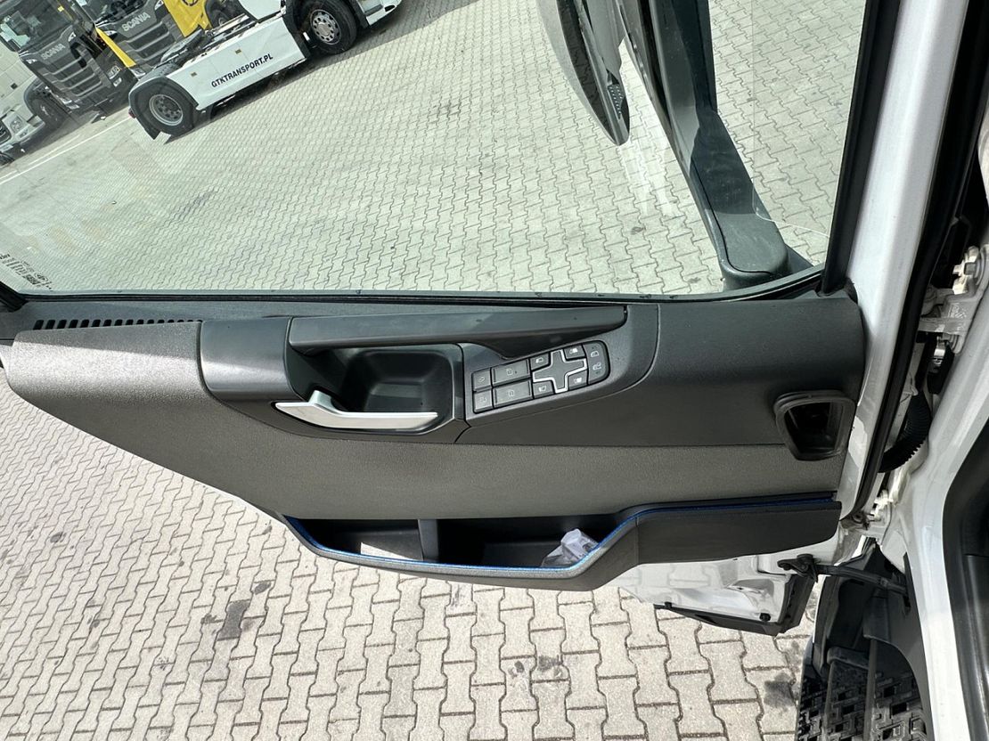 Vehicle image 17 / 20