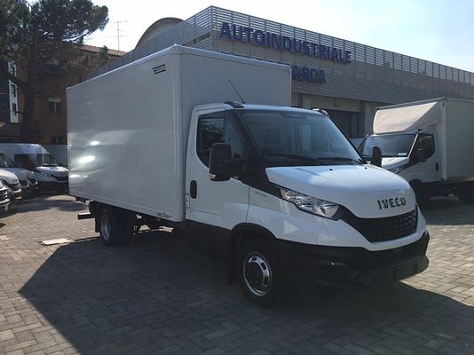 Vehicle image 1 / 9