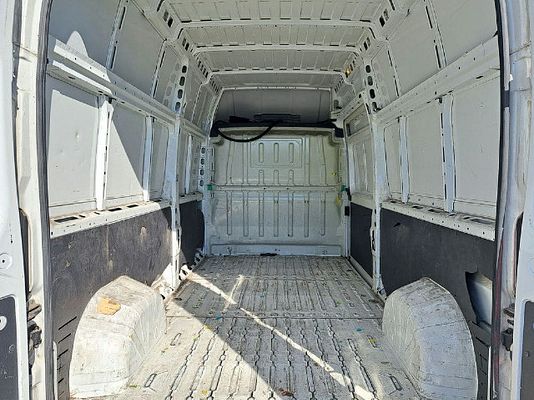 Vehicle image 9 / 15