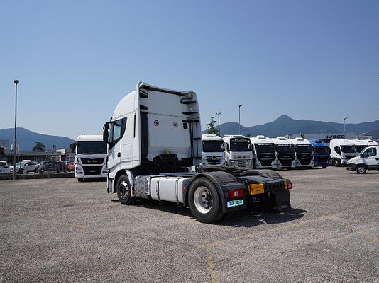 Vehicle image 6 / 15