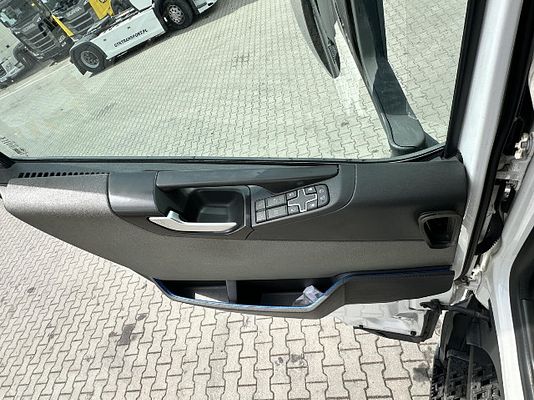 Vehicle image 17 / 20