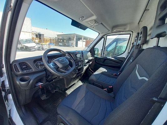 Vehicle image 3 / 5