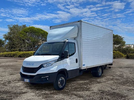 Vehicle image 1 / 14