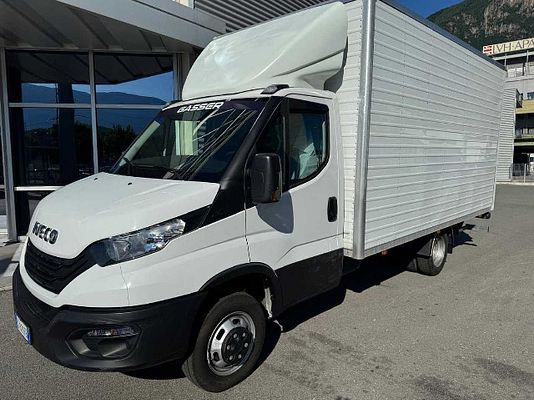Vehicle image 2 / 8