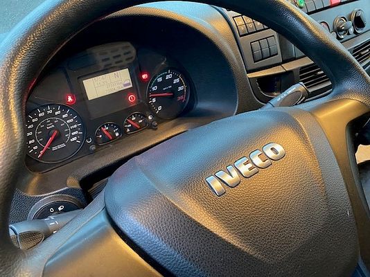 Vehicle image 8 / 14