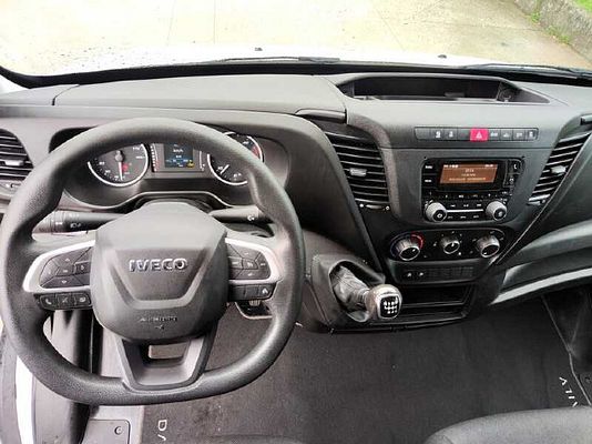 Vehicle image 8 / 11
