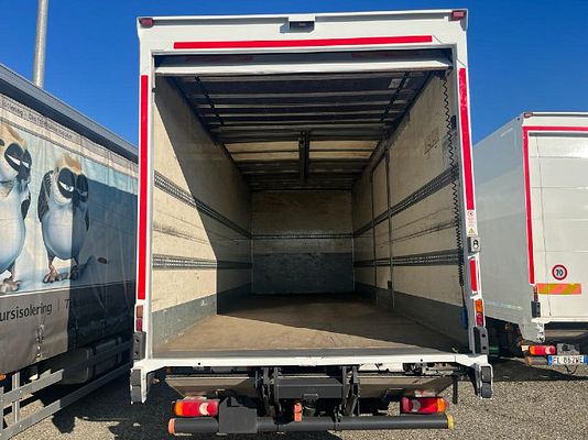 Vehicle image 8 / 13